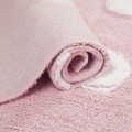 Dywan różowy w duże białe kropki